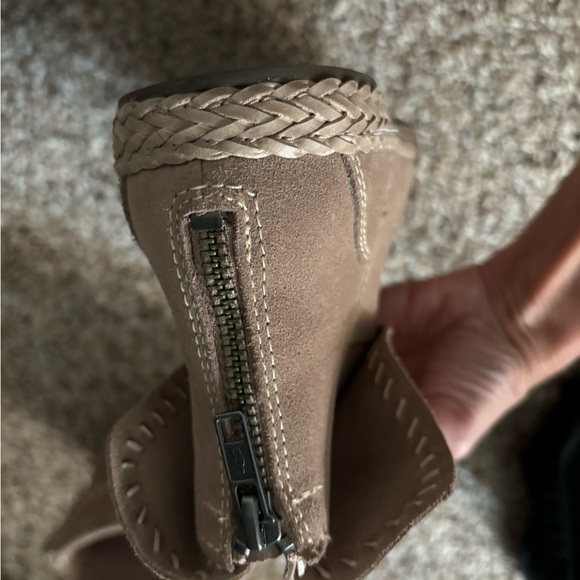 UGG, tan boot zips up the back of the foot very comfort - Picture 6 of 10